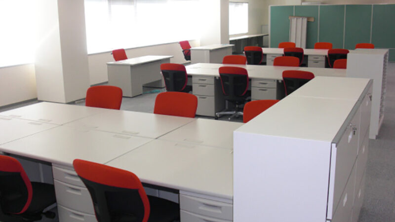 島型に配置して統一されたレイアウトデスク