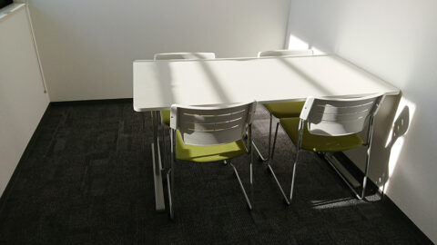 自然光が差し込むシンプルなワークエリア