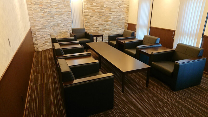 落ち着いた色合いの応接セットでまとめた一室