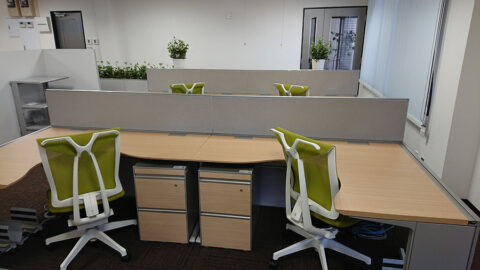 落ち着いた雰囲気と視認性を両立させた執務エリア