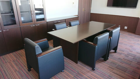 応接チェアを配置した一室