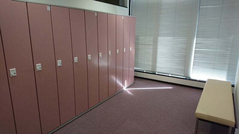 柔らかなピンク調のロッカー室