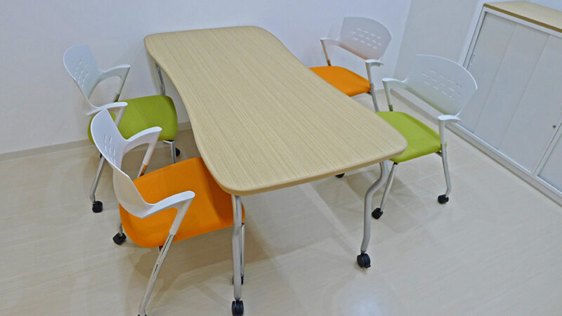 少人数の打ち合わせや個別支援に適したスペース