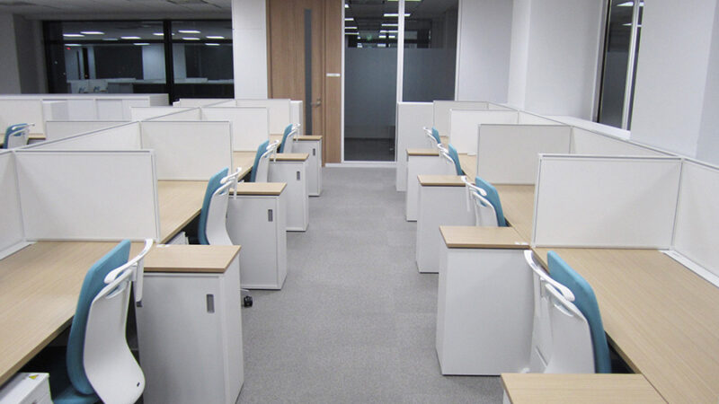 パネルを採用した落ち着きある環境のワークスペース