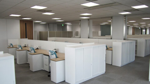 ワークステーションを整然と配置した空間