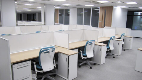 プライバシーと集中力を高めるよう設計したデスクエリア