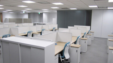 ホワイト基調のワークステーションとブルーチェアの組み合わせ