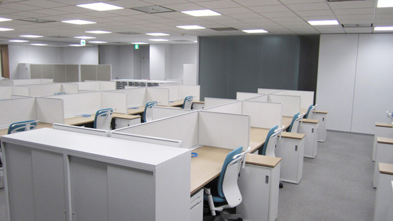 ホワイト基調のワークステーションとブルーチェアの組み合わせ