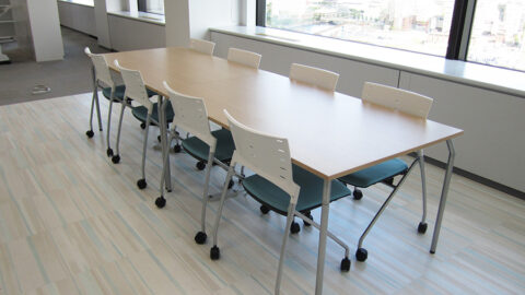 自然光が差し込む開放的な打合せスペース