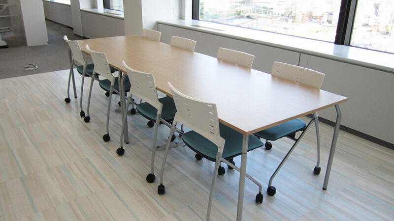 自然光が差し込む開放的な打合せスペース