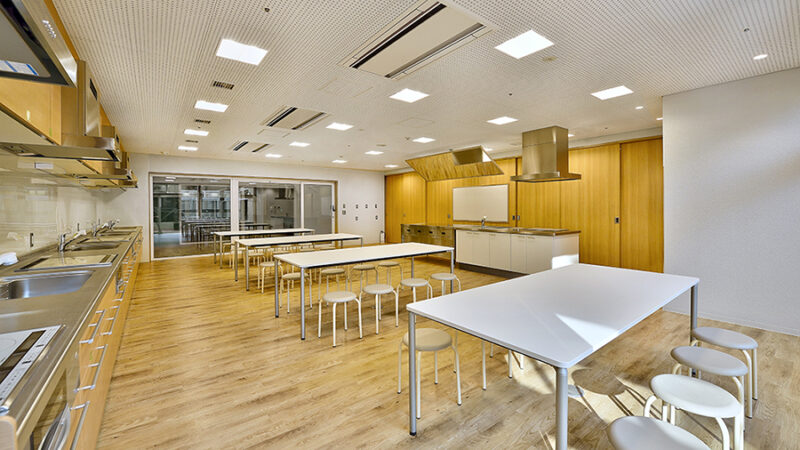 複数の調理台を配置した体験キッチン