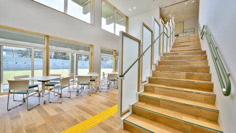 明るく開放的なラウンジスペース