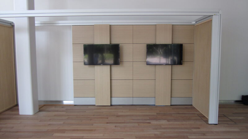 木目パネルにモニターを組み合わせたエリア