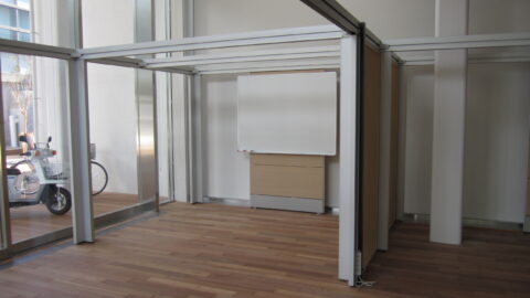 大きなホワイトボードを備えたエリア