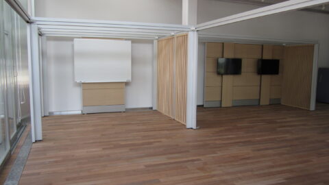 可動式の木製パネルで空間を区切れる多用途スペース