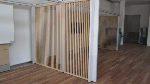 木製ルーバーパネルでゾーニングできる作業エリア