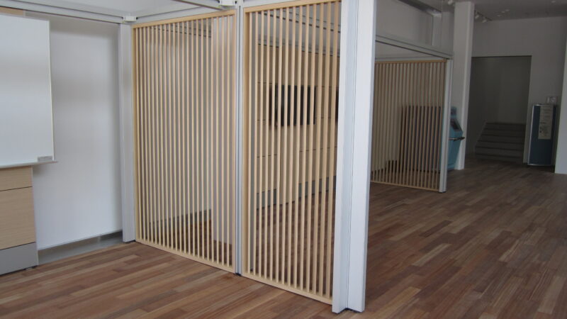 木製ルーバーパネルでゾーニングできる作業エリア