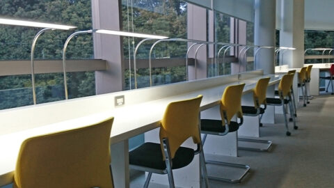 1席ずつ独立したライトとコンセントを完備したスペース