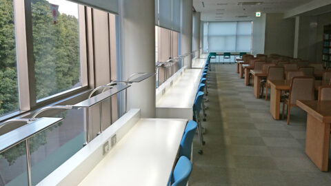 レポート作成や自習に最適なカウンター