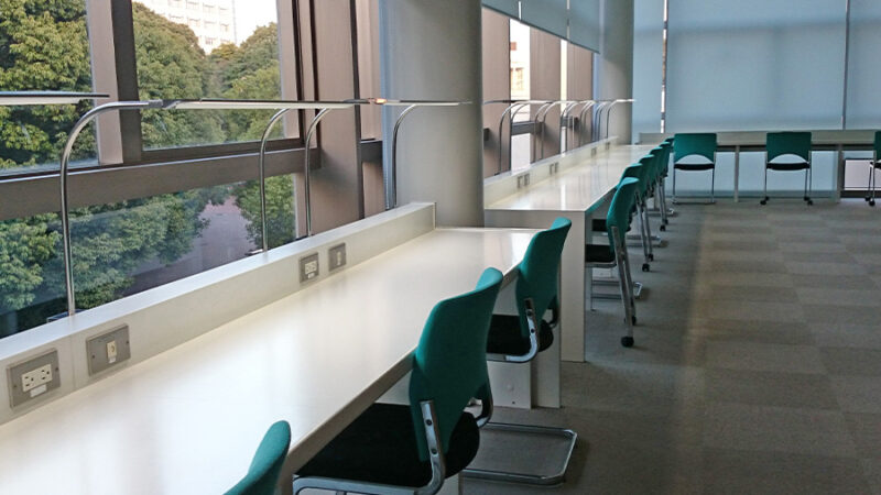 人気の窓際カウンター席