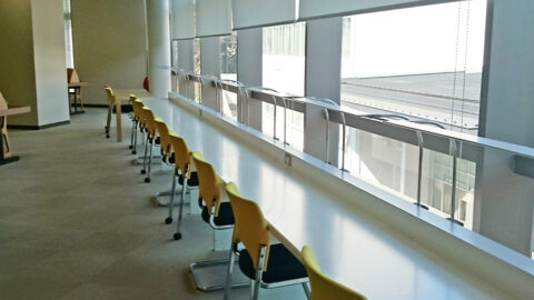 電源設備も備わったカウンター席