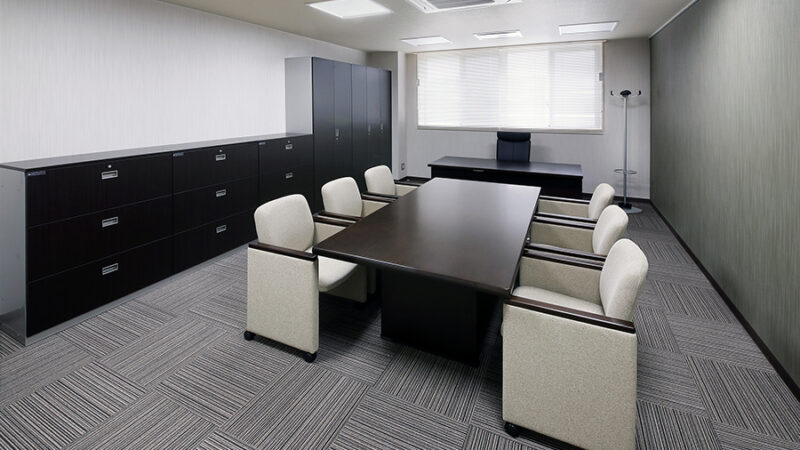 落ち着いた空間で議事運営ができる一室