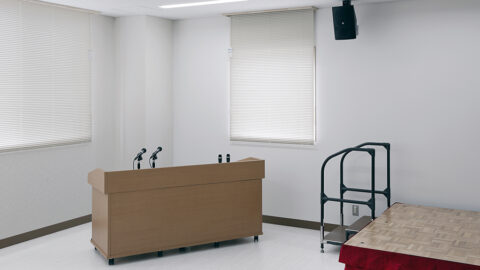 補助ステップも備えたシンプルなプレゼンテーションスペース