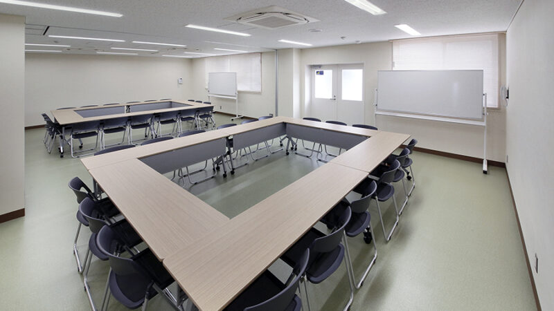 自然光が入りやすい窓面のミーティングスペース